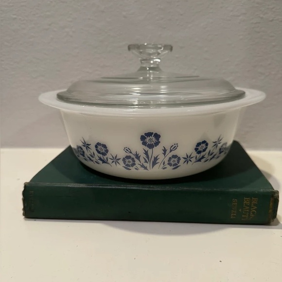 Vintage Glasbake Blue Floral 8in Casserole Dish with Pyrex Lid - Picture 6 of 10